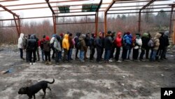 Des migrants font la queue dans une usine abandonnée, près de la frontière serbe, en Croatie, le 18 décembre 2017.