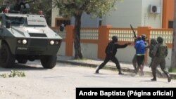 Les forces de sécurité arrêtent un suspect, Mozambique, 9 octobre 2015.