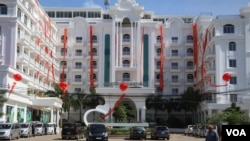 សណ្ឋាគារ​វិមានខ្សាច់មាសនៅក្រុង​ព្រះសីហនុ​ ដែល​ត្រូវបាន​បន្ថែម​ដោយ​កាស៊ីណូ ដើម្បីស្វាគមន៍​ភ្ញៀវ​ទេសចរ​ចិន ដែលមានការ​កើន​ឡើង​យ៉ាង​គំហុក។ (ស៊ុន ណារិន/VOA)