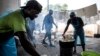 Des employés de la société bio-végétale du Congo préparent le "chikwangue", des tubercules de manioc transformés en une pâte blanche, le 10 juin 2019 à Kinshasa.