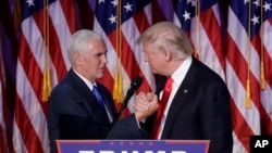 Le président-élu Donald Trump (à dr.) et son vice-président Mike Pence, le 9 novembre 2016. (AP Photo/John Locher)