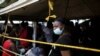 Migrantes haitianos abordan un bote hacia Capurganá, cerca de la frontera con Panamá, el miércoles 28 de julio de 2021, en Necoclí, Colombia.