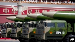 2015년 9월 베이징에서 열린 제2차 세계대전 종전 70주년 기념 군사 퍼레이드에서 DF-26 탄도 미사일을 탑재한 군용 차량이 천안문 앞을 지나고 있다. (자료사진)