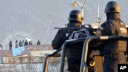 Détenus sur le toit de la prison de Topo Chico après une émeute à Monterrey au Mexique, le 11 février 2016.