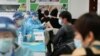 北京市海淀区的医护人员正在给居民接种新冠病毒疫苗。（2021年1月8日）