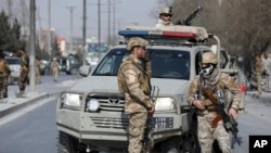 Le personnel de sécurité afghan inspecte le site d'un attentat à la bombe meurtrier à Kaboul, en Afghanistan, le mardi 9 février 2021. (Photo AP / Rahmat Gul)