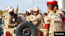 Des militaires patouillent dans le Nord-Sinaï, Egypte, 1er décembre 2017.