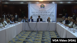 اعضای این جرگه را که بیشتر سران مذهبی و سیاسی افغانستان تشکیل می‌دهد.