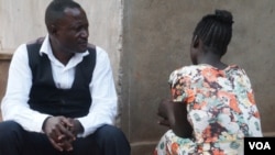 លោក Caleb Ng'ombo នាយក​អង្គការ People Serving Girls at Risk និយាយ​ទៅកាន់ Maggie ដែលជាជនរងគ្រោះនៃការជួញដូរផ្លូវភេទ។