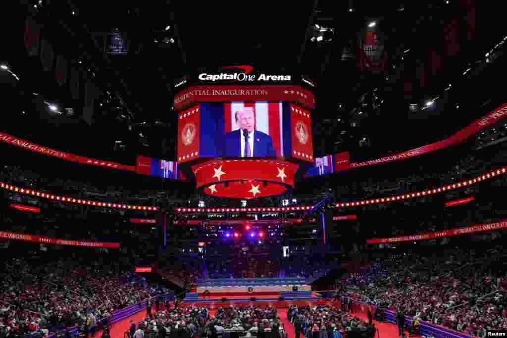 ប្រធានាធិបតីអាមេរិក Donald Trump នៅក្នុងសាល Capital One ក្នុងថ្ងៃ ស្បថចូលកាន់តំណែងរបស់លោក Trump នៅរដ្ឋធានីវ៉ាស៊ីនតោនកាលពីថ្ងៃទី២០ មករា ឆ្នាំ២០២៥។