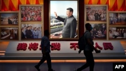 2021 年 6 月 25 日，記者走過一張中國國家主席習近平在北京鳥巢國家體育場附近參觀中國共產黨博物館的照片。