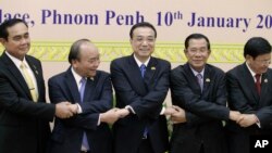 中國總理李克強在金邊同泰國、越南、老撾、柬埔寨領導人合影（2018年1月10日美聯社）