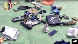 Une photographie prise le 21 mai 2016 qui montre les affaires des victimes du crash posté sur Facebook.