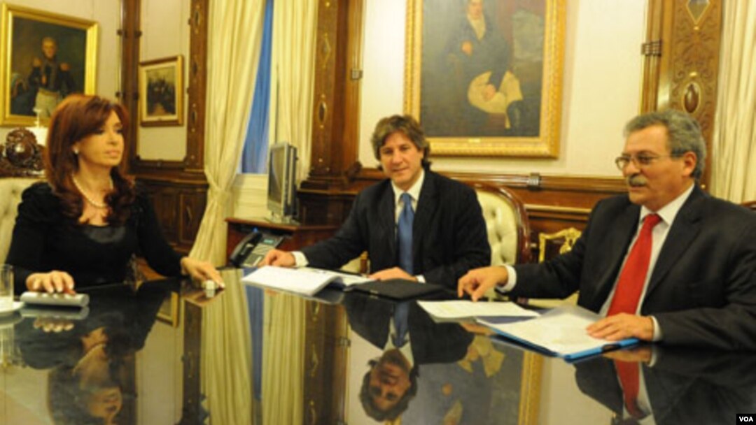 La presidenta Cristina Fernández recibió al ministro de Economía, Amado Boudou, y al secretario de Hacienda, Juan Carlos Pezoa.