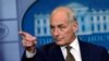 Le secrétaire général de la Maison Blanche, John Kelly, pointe sur un journaliste lors d'une conférence de presse à la Maison Blanche, Washington, 12 octobre 2017.