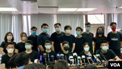 16名民主派初選抗爭派參選人召開聯合記者會發表聲明表示，反對國安法，呼籲民主派陣營團結。（美國之音湯惠芸攝）