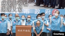罷免投票已成定局後，韓國瑜率一級主管向民眾和他的執政團隊鞠躬道謝。(照片來自韓國瑜臉書)