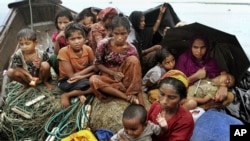 Des réfugiés Rohingya de la Birmanie à la frontière avec le Bangladesh