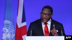 Le président du Malawi, Lazarus Chakwera, s'exprime lors du Sommet mondial des dirigeants de la COP26 Conférence des Nations Unies sur les changements climatiques à Glasgow, en Écosse, le 1er novembre 2021.