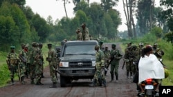 Des ex-rebelles congolais M23 arrêtent une voiture près de Goma, en RDC, le 27 novembre 2012.