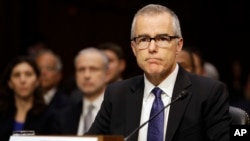 អនុ​ប្រធាន​ FBI លោក Andrew McCabe ស្តាប់​ការ​ថ្លែង​នៅ​ក្នុង​សេតវិមាន​កាលពី​ថ្ងៃទី​១១ ឧសភា ២០១៧។