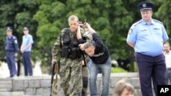 Терорист «ДНР» затримує українського громадянина 