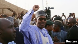 Le Président nigérian, Muhammadu Buhari, dans un bureau de vote à Daura, dans l’État de Katsina (Nigéria), le 23 février 2019.