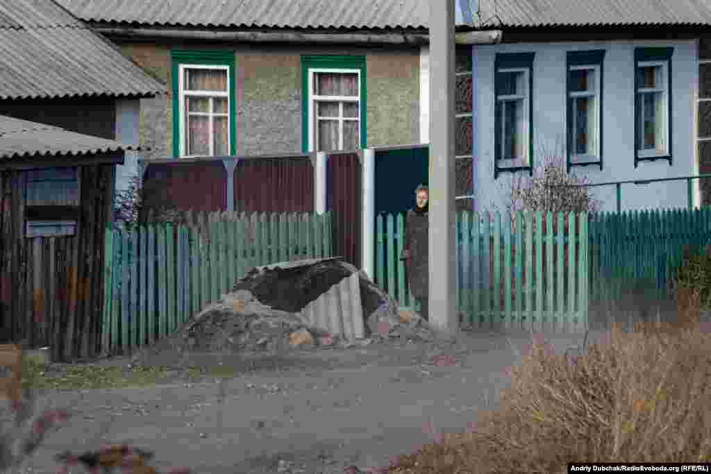Місцеві з пресою не дуже хотіли розмовляти і намагалися триматися далі від камер. Хтось із них був за, хтось проти розведення, але ось воно відбулося, і тепер усі чекають, що ж воно буде далі і яким буде життя у знову «напівсірій зоні». Село раніше вже було у «сірій зоні». У січні 2018-го українська армія повернула його під свій контроль.