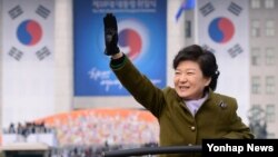 지난달 25일 제18대 한국 대통령 취임식에서 시민들에게 손을 박근혜 대통령.