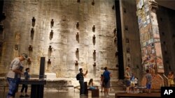 Des visiteurs au Mémorial du 11 septembre de New York, 11 juillet, 2017