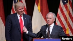 លោក Donald Trump បេក្ខជន​ប្រធានាធិបតី​​ពី​គណបក្ស​សាធារដ្ឋ ស្តាប់​ការ​ថ្លែង​របស់​លោក Bob Corker សមាជិក​ព្រឹទ្ធសភា ដែល​បាន​ថ្លែងនៅ​ពេល​ធ្វើ​យុទ្ធនាការ​ឃោសនា​បោះ​ឆ្នោត​របស់​លោក​នៅរដ្ឋ North Carolina កាល​ពី​ថ្ងៃទី​៥ ខែ​កក្កដា។