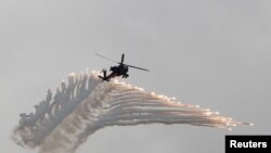 台灣AH-64阿帕奇武裝直升機在漢光軍演上拋射誘餌彈模擬解放軍攻台。(2018年6月7日)