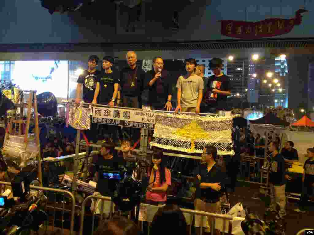 萬人雲集金鐘佔領區紀念佔領運動滿月 (美國之音圖片/海彥拍攝 )