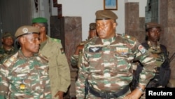 Jenerali Abdourahmane Tiani (L) ambaye alijitangaza kiongozi mpya wa kijeshi Niger