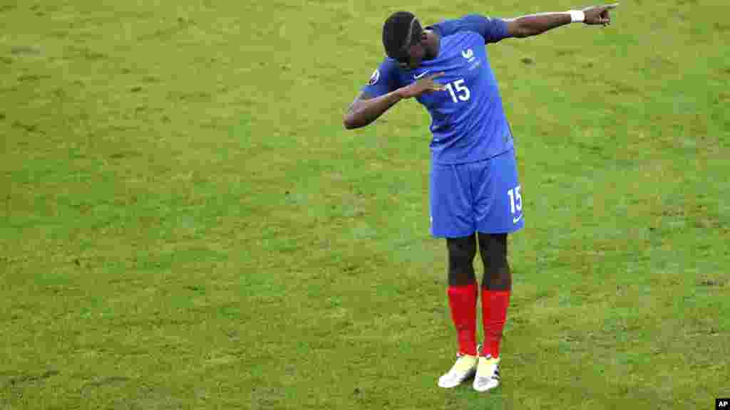 Paul Pogba saute de joie après avoir marqué un but pour la France, face à l'Irlande, le 3 juillet 2016.