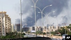 ARCHIVES - De la fumée s'élève en direction de l'aéroport de Tripoli, en Libye, le 13 juillet 2014 (capture d'écran d'une vidéo).