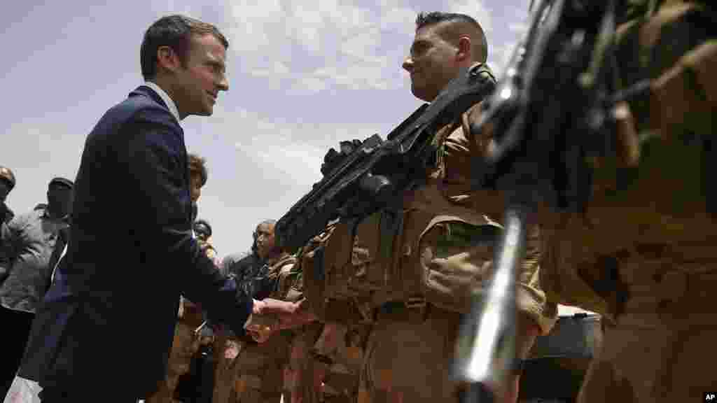 Le président français, Emmanuel Macron, visite les soldats de l'opération Barkhane, la plus grande opération militaire française hors de France, à Gao, dans le nord du Mali, le 19 mai 2017.