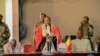 Le président de la cour annonce le report du procès d’Amadou Haya Sanogo, l’ex-chef de la junte malienne, et ses 17 coaccusés, a la Cour d’assise, à Sikasso, Mali, 8 décembre 2016 (VOA/Kassim Traoré).