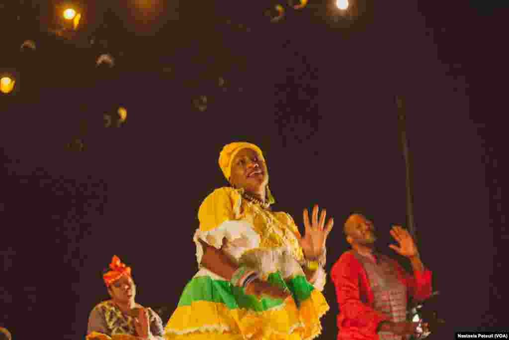 Une danseuse de KanKouran West African Danse Company sur scène, à Washington D.C., le 5 juin 2017. (VOA/Nastasia Peteuil)