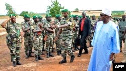 Le président du Mali, Ibrahim Boubacar Keita, à droite, passe en revue les troupes maliennes à Kati, près de Bamako, 6 août 2015.