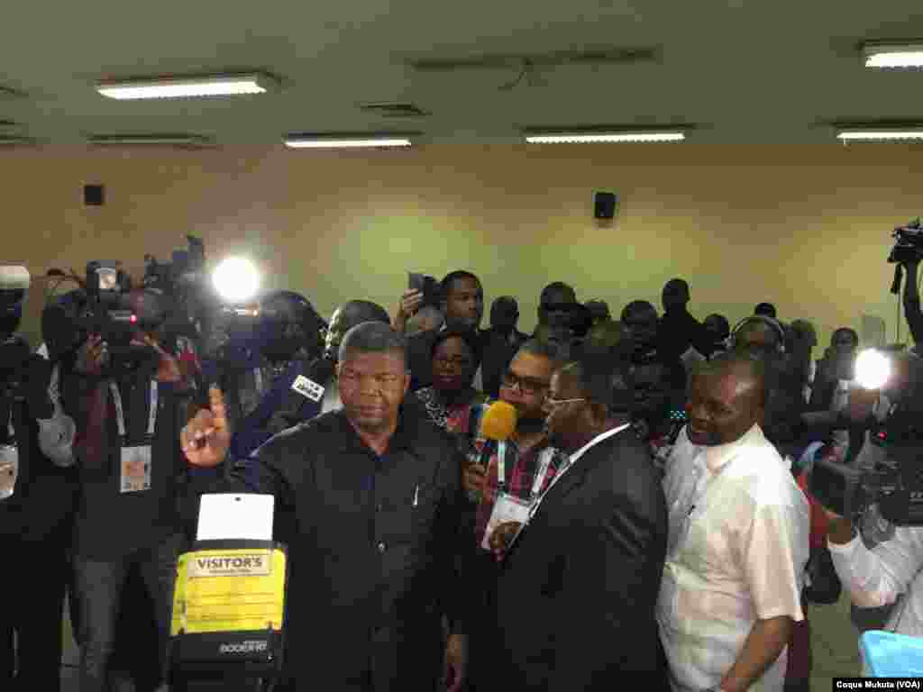 João Lourenço, candidat du MPLA à la présidentielle, montre son doigt marqué de l’encre indélébile après avoir voté à Luanda, 23 août 2017.