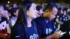 អ្នក​ចូលរួម​នៅ​ក្នុង​&laquo;ទិវា​មួយ​ម៉ោង​សម្រាប់​ភព​ផែនដី&raquo; ក្នុង​រាជធានី​ភ្នំពេញ​ កាល​ពី​ថ្ងៃ​ទី​២៥​ ខែ​មីនា​ ឆ្នាំ​២០១៧។ (ហ៊ាន សុជាតា/VOA)