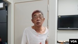 在台重啟銅鑼灣書店前夕，林榮基遭潑紅漆，清洗後，全身仍留有紅漆污漬 (美國之音黃麗玲攝)