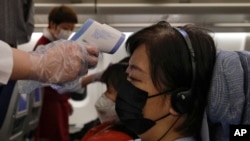 中國國際航空公司的班機2月4日從澳大利亞墨爾本飛回北京，並在降落之前為顧客測量體溫。