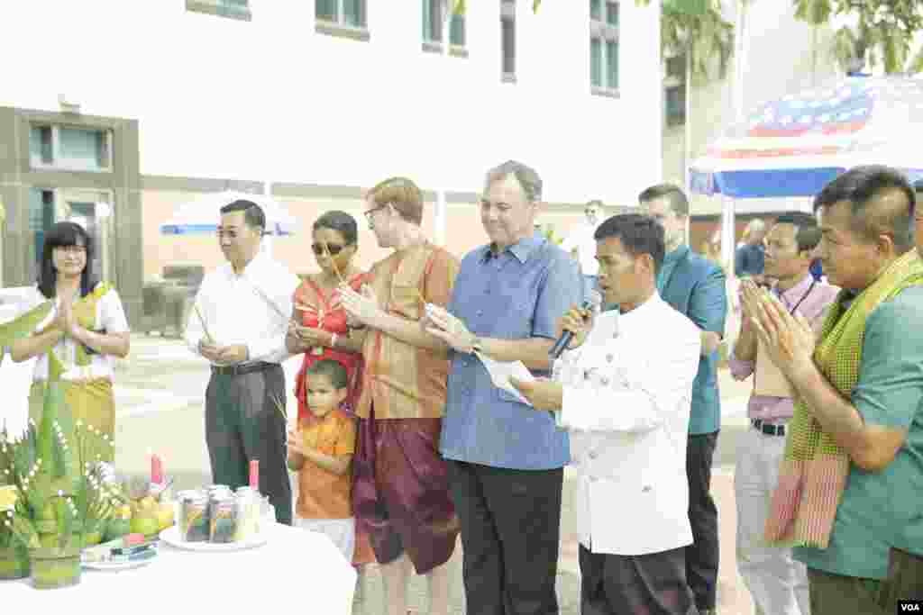 លោកឯកអគ្គរដ្ឋទូត អនុទូត និងមន្រ្តីប្រចាំស្ថានទូតសហរដ្ឋអាមេរិកនៅកម្ពុជាធ្វើការអុជធូបបួងសួងក្នុងស្ថានទូតមុននឹងកម្មវិធីសូត្រមន្តចូលឆ្នាំថ្មីកាលពីថ្ងៃទី០៦ មេសា ២០១៨។(ទុំ ម្លិះ/VOA)