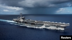  美國海軍“卡爾文森號”航空母艦經過菲律賓海。（2017年4月23日） 
