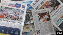 Media coverage on Kem Ley's murder in Phnom Penh, Cambodia. (Neou Vannarin/VOA Khmer)