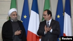 លោក Hassan Rouhani ប្រធានាធិបតី​អ៊ីរ៉ង់ (រូប​ឆ្វេង) និង​លោក Francois Hollande ប្រធានាធិបតី​បារាំង ទះ​ដៃ​អបអរ​សាទរ​ក្នុង​ពិធី​ចុះ​កិច្ចព្រមព្រៀង​សេដ្ឋកិច្ច​នៅ​វិមាន​ប្រធានាធិបតី Elysee Palace ក្នុង​ក្រុង​ប៉ារីស ប្រទេស​បារាំង កាលពី​ថ្ងៃទី២៨ ខែមករា ឆ្នាំ២០១៦។