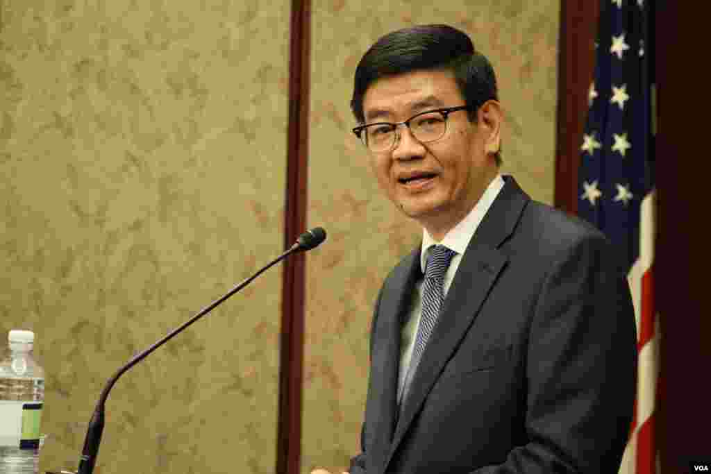 លោក Patrick A. Chuasotoឯកអគ្គរដ្ឋទូតហ្វីលីពីនប្រចាំនៅសហរដ្ឋអាមេរិកក្នុងកម្មវិធីខួប ៤០ ឆ្នាំនៃភាពជាដៃគូរវាងសហរដ្ឋអាមេរិក និងសមាគមប្រជាជាតិអាស៊ីអាគ្នេយ៍ នៅមណ្ឌលបដិសណ្ឋារកិច្ចក្នុងវិមានសភាសហរដ្ឋអាមេរិក កាលពីថ្ងៃអង្គារ ទី១៦ ខែឧសភា ២០១៧។ (សឿន វឌ្ឍនា/VOA)