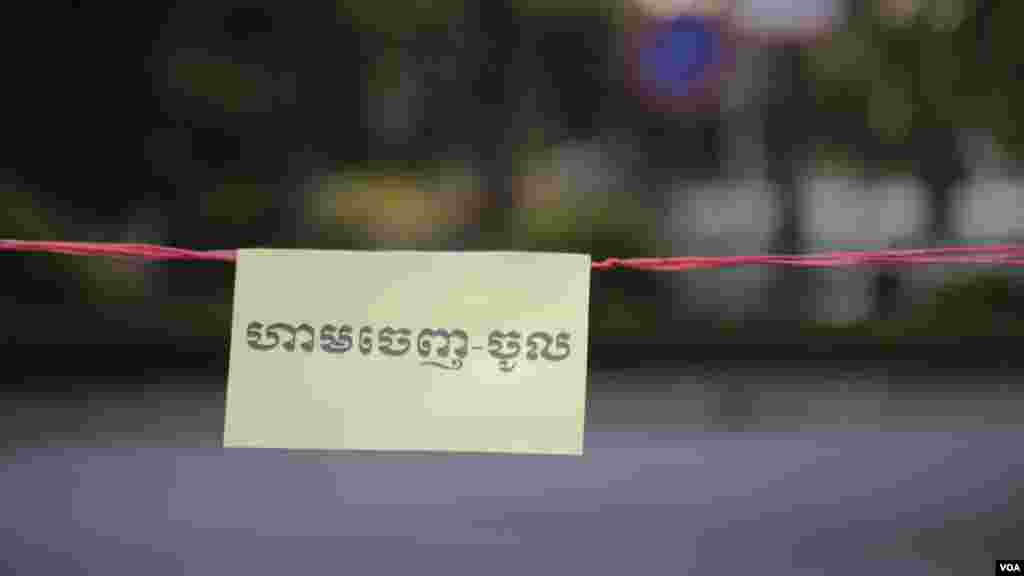 អាជ្ញាធររឹតបន្តឹងការធ្វើដំណើរ ក្នុងអំឡុងពេលដាក់បំរាមគោចរ ដើម្បីទប់ស្កាត់ការរីរាលដាល នៃជំងឺកូវីដ១៩ រាជធានីភ្នំពេញថ្ងៃទី១៥ ខែមេសា ឆ្នាំ២០២១។ (ហ៊ាន សុជាតា/វីអូអេ)
